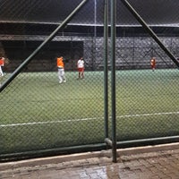 cengizhan hali saha bayrakli da futbol sahasi