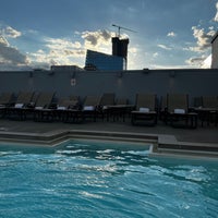 Das Foto wurde bei Omni Hotel Pool von Matt R. am 8/29/2022 aufgenommen