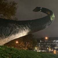 Foto diambil di Dippy the Dinosaur (Diplodocus carnegii) oleh Hope Anne N. pada 10/27/2022