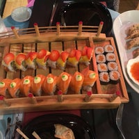 Foto diambil di Sushi Life oleh Zan K. pada 12/16/2018
