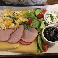 Foto diambil di Guliwer Cafe &amp;amp; Restaurant oleh C3_cr8iveD pada 4/29/2017