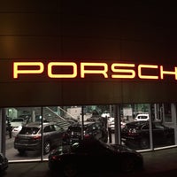 3/19/2016 tarihinde Kazim S.ziyaretçi tarafından Porsche Zentrum Wuppertal'de çekilen fotoğraf