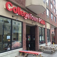 Das Foto wurde bei College Town Pizza von College Town Pizza am 1/25/2016 aufgenommen