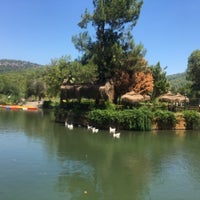 Das Foto wurde bei Saklı Göl Restaurant &amp;amp; Nature Club von Aslı A. am 8/9/2019 aufgenommen