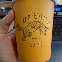 Das Foto wurde bei Rompeolas Café von Ioana C. am 7/14/2021 aufgenommen