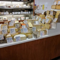 Das Foto wurde bei Ideal Cheese Shop von Gino F. am 2/27/2017 aufgenommen