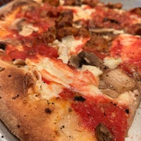 Photo taken at Grimaldi&amp;#39;s Pizzeria by elaine on 6/26/2019