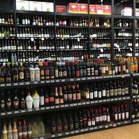 Foto tirada no(a) The Liquor Store.com por Peter H. em 1/21/2017