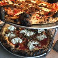 4/20/2019 tarihinde ro c.ziyaretçi tarafından Lombardi Pizza Co'de çekilen fotoğraf
