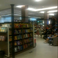 Foto tirada no(a) Saraiva MegaStore por Zeev K. em 7/28/2013