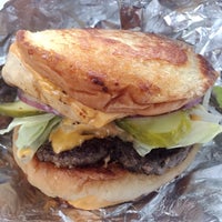 4/7/2016 tarihinde Kyo S.ziyaretçi tarafından Burger Stomper Gourmet Burger &amp;amp; Milkshake Bar'de çekilen fotoğraf
