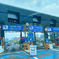 Photo taken at Din Daeng Toll Plaza by DaR on 5/4/2021
