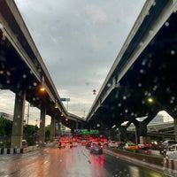 Photo taken at สะพานกลับรถรามอินทรา-ดอนเมือง by DaR on 8/28/2020