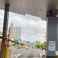 Photo taken at Din Daeng Toll Plaza by DaR on 8/12/2022
