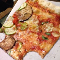 รูปภาพถ่ายที่ Pizza โดย Toze C. เมื่อ 4/24/2013