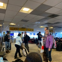 3/11/2019 tarihinde Leah K.ziyaretçi tarafından United Airlines Ticket Counter'de çekilen fotoğraf