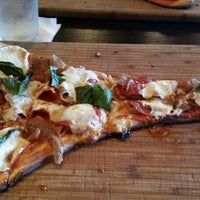Foto scattata a Crust Pizza &amp;amp; Wine Cafe da Ebony H. il 8/23/2014