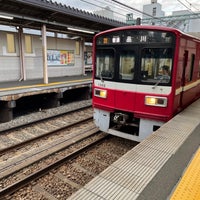 Photo taken at Keikyū Shinkoyasu Station (KK32) by じまを on 10/30/2021