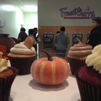 Photo prise au FreshBerry Frozen Yogurt &amp; Smallcakes Cupcakery par Jonerey B. le11/5/2012