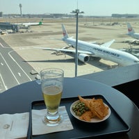 Photo taken at JAL Sakura Lounge SKY VIEW by Kouta on 3/31/2024