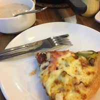 Photo taken at Pizza Hut by Yaya S. on 9/30/2016