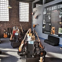 รูปภาพถ่ายที่ St Blues Guitar Workshop Showroom โดย Nic เมื่อ 7/26/2013