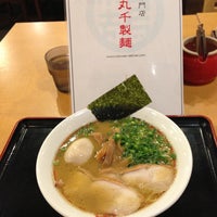 Photo taken at 丸千製麺 by Junya A. on 5/5/2013