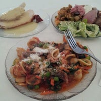 Photo prise au Alberto&amp;#39;s Restaurant and Banquets par C B. le10/3/2012