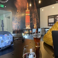 Foto tirada no(a) Launch Pad Brewery por Michaela C. em 3/16/2023
