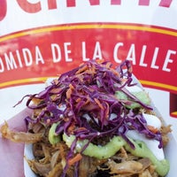 Das Foto wurde bei La Cocinita Food Truck von Charlie H. am 3/13/2013 aufgenommen
