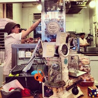 Foto tomada en Erin McKenna's Bakery por Jenn O. el 4/13/2013