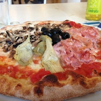 รูปภาพถ่ายที่ Pizzeria Farina โดย Pietro M. เมื่อ 1/23/2013