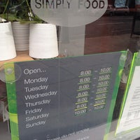 รูปภาพถ่ายที่ M&amp;amp;S Simply Food โดย Lunita เมื่อ 9/1/2013