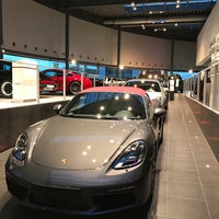 Foto tomada en Porsche Import  por Juliette B. el 11/23/2016