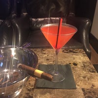 Foto tomada en Mona Lounge &amp;amp; Cigar Bar  por Cam C. el 10/6/2016