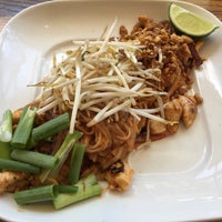Foto diambil di Bangkok Dee Thai Cuisine oleh Lisa K. pada 5/23/2018