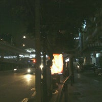 Photo taken at BMTA Bus Stop BTS วงเวียนใหญ่ (Wongwian Yai) by Nx Kn N. on 11/30/2012