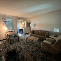 Foto diambil di Embassy Suites by Hilton oleh Erik G. pada 3/27/2022