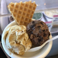 Снимок сделан в Jeni&#39;s Splendid Ice Creams пользователем Julie J. 8/31/2019