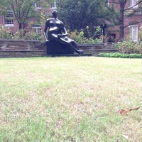 腰かける女 Outdoor Sculpture