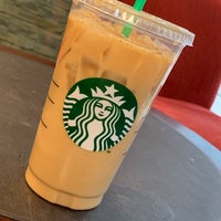 Photo taken at Starbucks by ℰ𝓁ℯ𝓃𝒶 on 4/22/2019