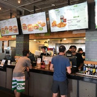 3/26/2017 tarihinde Kevin V.ziyaretçi tarafından BurgerFi'de çekilen fotoğraf