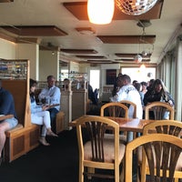 รูปภาพถ่ายที่ Mews Restaurant &amp; Cafe โดย Kevin V. เมื่อ 5/27/2018