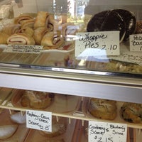รูปภาพถ่ายที่ Bonatt&amp;#39;s Bakery &amp;amp; Restaurant โดย Kevin V. เมื่อ 11/23/2012