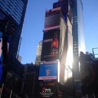 Foto tomada en Dunkin&#39; Times Square Billboard  por Kevin V. el 1/22/2014