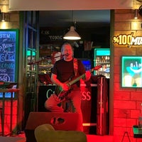 Photo prise au Köşem Pub &amp;amp; Cafe par Ömer Berat A. le9/25/2021