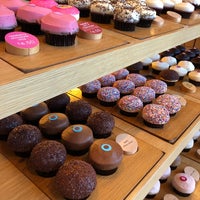 Photo taken at Sprinkles Cupcakes by H 🇶🇦 on 2/6/2019