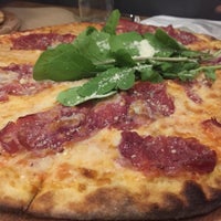 Foto tirada no(a) Pizza Locale por Mert P. em 11/2/2015