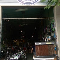 Foto scattata a Blue Star Bike Shop da Lucie R. il 8/9/2014
