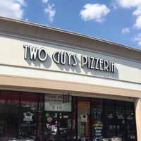 Das Foto wurde bei Two Guys Pizzeria von . am 4/28/2018 aufgenommen